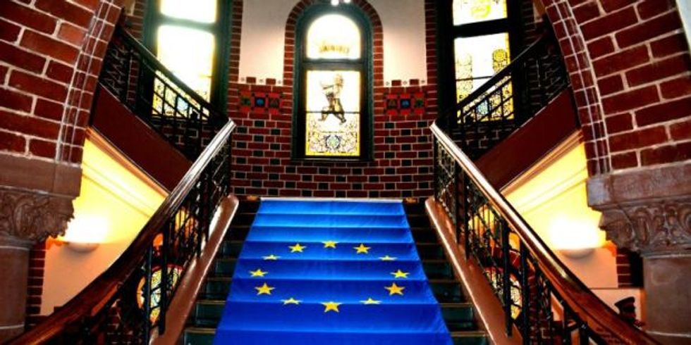 EU Fahne im Treppenhaus des Rathauses Köpenick