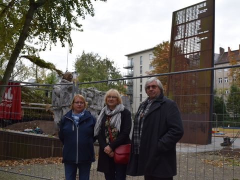 Annette Schneider (SGA), Bezirksstadträtin Sabine Weißler und Landschaftsarchitekt Theseus Bappert an der Gedenkstätte Levetzowstraße