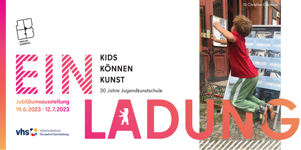 Ein Einladungsflyer zur Jubiläumsausstellung vom 19.06.2023 bis 12.07.2023 mit dem Anlass "Kids können Kunst - 30 Jahre Jugendkunstschule". Ein springendes Kind ist abgebildet.