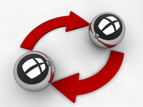 Zwei Kugeln aus Chrom mit zwei roten Pfeilen kreisförmig angeordnet