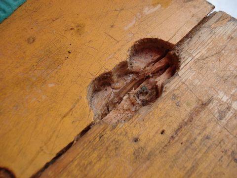 nicht reinigungsleichter Arbeitstisch