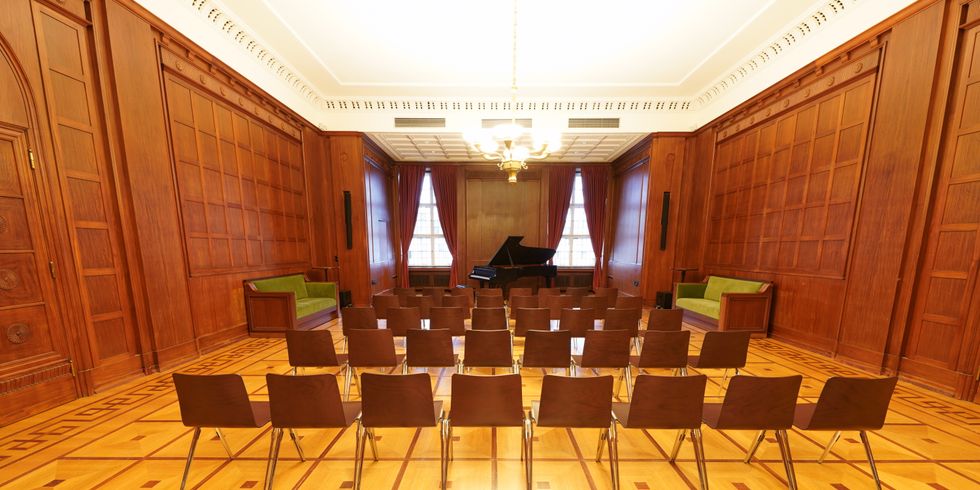 Großer Saal mit Stühlen