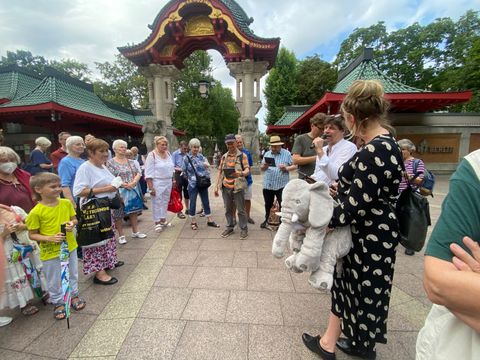 Bürgermeisterin Bauch vor dem Elefantentor.