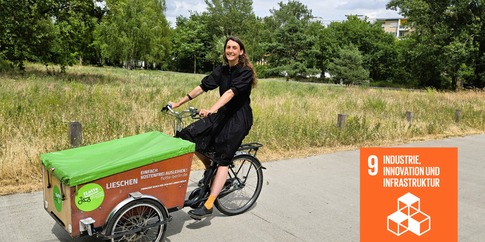 Olga Gathmann, Sprecherin der fLotte Kommunal fährt das Lastenrad "Lieschen" sicher durch den Park am Gleisdreieck