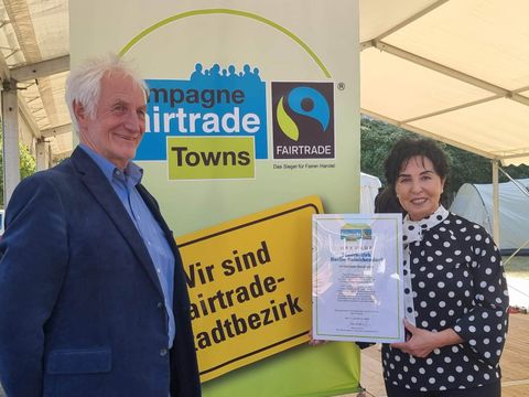 Bezirksbürgermeisterin Emine Demirbüken-Wegner nahm im September 2024 die Fairtrade-Zertifizierungsurkunde für Reinickendorf von Ehrenbotschafter Manfred Holz entgegen. (Bild: BA Rdf)