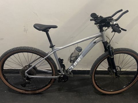 Graues Herrenfahrrad