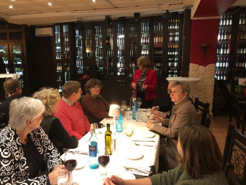 7. Dezember 2023: Vereinsvorsitzende Gisela Pflug richtet das Wort an die Gäste der Vereinsweihnachtsfeier in Zehlendorf