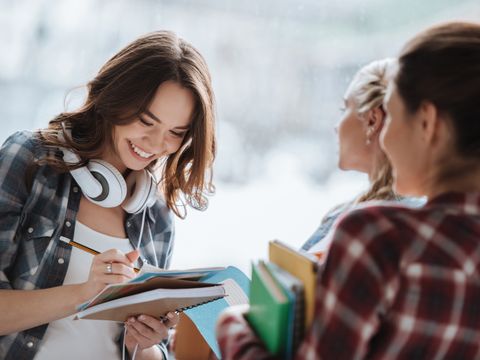 Drei junge Frauen im Gespräch