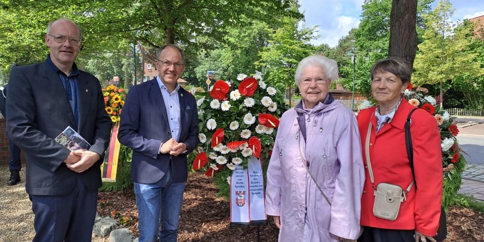 Eine Spandauer Delegation steht vor dem Ehrenkranz zum Luftbrücken-Jubiläum in Faßberg