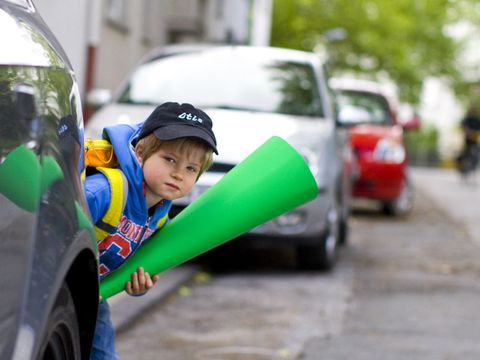 Schulkind überquert die Straße