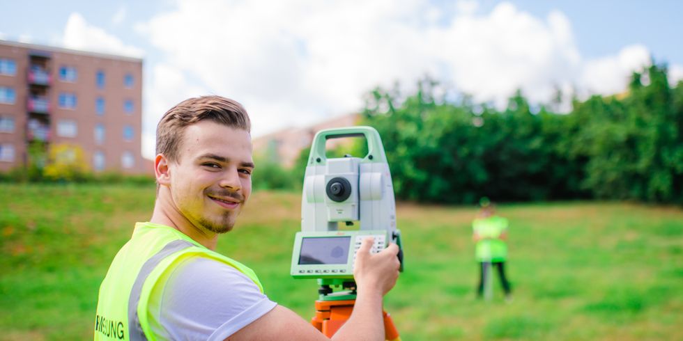 Vermessungstechniker schaut in die Kamera