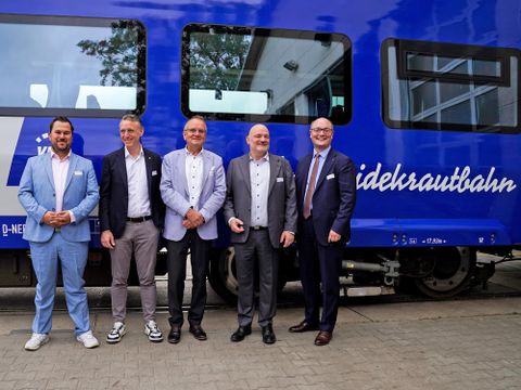 v.l.n.r.: S. Achtermann (NEB), C. Heuing (VBB), Minister D. Tabbert (MIL), Minister R. Crumbach (MDFE), Staatssekretär A. Herz (SenMVKU) (Bild: NEB / S. Reichardt)