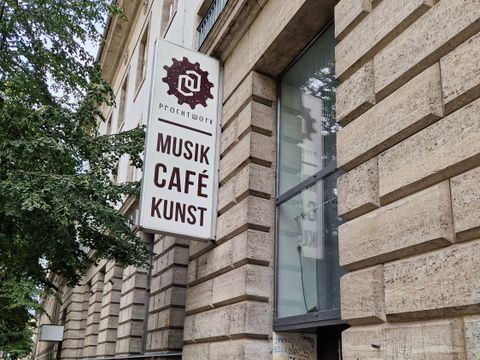 Fassade mit Schild: Prachtwerk, Musik, Café, Kunst
