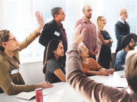 zwei Workshop Teilnehmer:innen melden sich