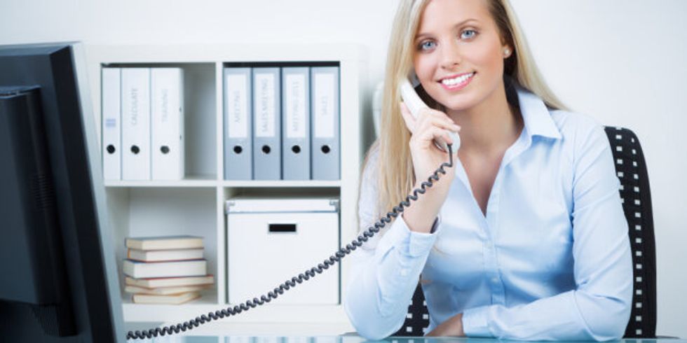 Eine freundliche Person spricht am Telefon