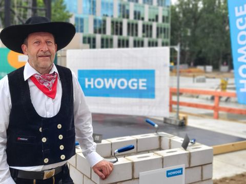 Oberpolier Lars Behling freut sich darauf, dieses schöne Gebäude für Friedrichshain-Kreuzberg zu bauen (Bild: Sabine Böhnig)