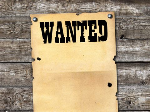Holzwand, an der ein Zettel mit der Aufschrift Wanted befestigt ist