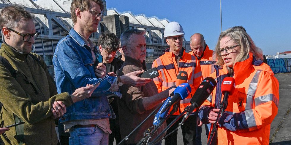 28.03.2025, Berlin: Ute Bonde (CDU, r), Verkehrssenatorin von Berlin, spricht bei einer Pressekonferenz über die Maßnahmen an der Ringbahnbrücke. Der S-Bahn-Verkehr unter der gesperrten A100-Brücke ist auf unbestimmte Zeit unterbrochen. Die Autobahn GmbH hat mitgeteilt, dass unter der Brücke aus Sicherheitsgründen kein S-Bahn-Verkehr mehr hindurchfahren dürfe. Betroffen sind die Linien S41, S42 und S46.