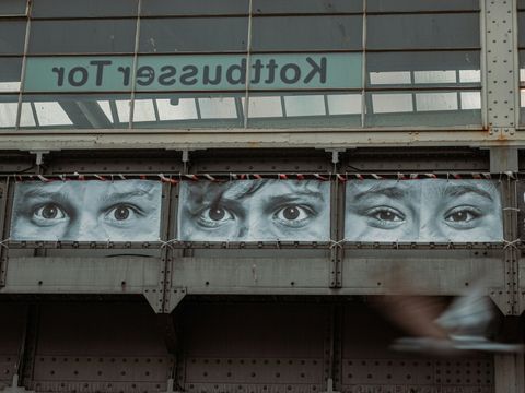 Kottbusser Tor mit Kampagne des QM