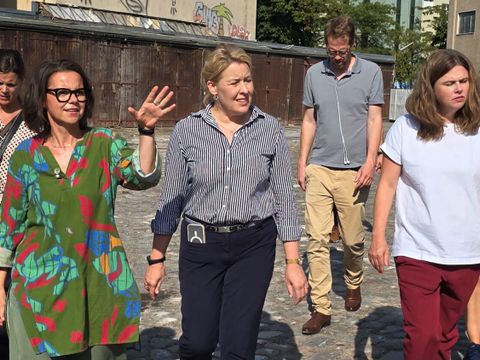 S.T.E.R.N.-Geschäftsführerin Ulrike Dannel erklärt während des Rundgangs der Wirtschaftssenatorin Franziska Giffey Bezirksbürgermeisterin Clara Herrmann wie der Rathausblock in Zukunft aussehen soll