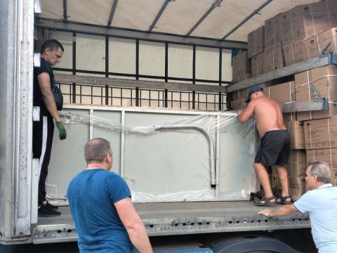 Viele Helfer*innen verpackten die Technik und machten sie für einen sicheren Transport fertig