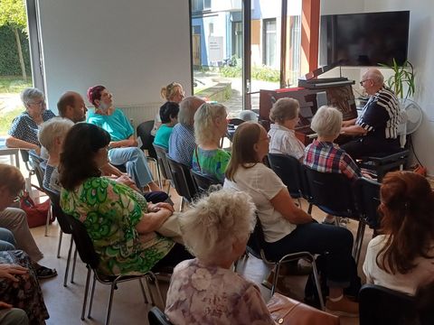 Menschren bei einem Konzert in der Begegnungsstätte Lebensfreude