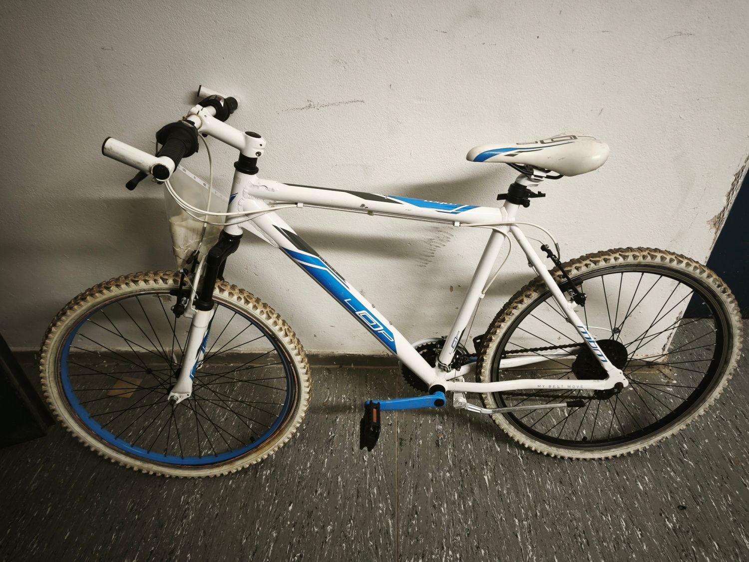 Weiß-schwarz-blaues Herrenfahrrad