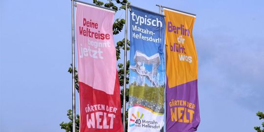 Fahnen über der Arena in den Gärten der Welt