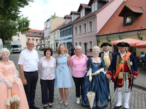 Gruppenbild mit König: Bezirksbürgermeisterin Maren Schellenberg (3.v.l.) mit Bürgermeisterin Michaela Wieczorek aus KW (4.v.r.) und der Vizelandrätin des Kreises Dahme-Spreewald, Susanne Rieckhof (4.v.l.)