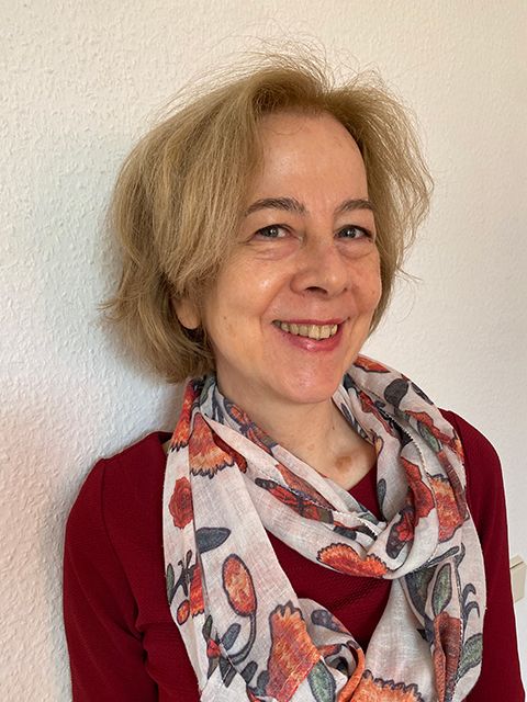 Kursleiterin Hilde Daniel im weinroten Pullover lächelt in die Kamera