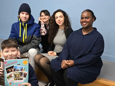 Die Pädagogin Anna Gomer und das Team der „Hallo Refik!“-Readaktion