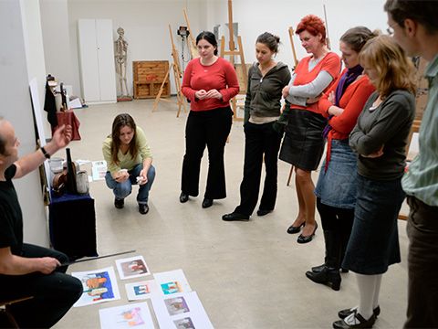 Motivbesprechnung einer Gruppe im Künstleratelier