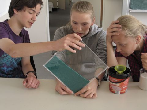 Kursschüler beim Experimentieren