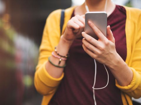 junge Frau mit Handy