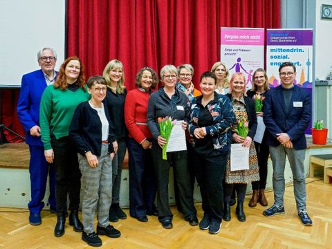 Gruppenbild: Ralf Nordhauß, Geschäftsführer des Diakonischen Werks Berlin Stadtmitte e.V., Heide Mutter, Landessuchtbeauftragt, Anna Bandt, Projektleitung, Regine Sommer-Wetter zusammen mit langjährigen und neuen Pat*innen des Projektes