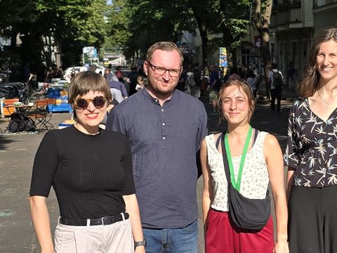 Bezirksstadträtin Annika Gerold, Fabian Reitemeyer, Leiter für Klima und Internationales, Elisa Mattioli Lattanzi, Fußverkehrsplanerin im Straßen- und Grünflächenamt und Klimaanpassungsmanagerin Leonie Laug (v.l.n.re.)