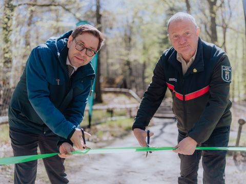 Staatssekretär Andreas Kraus und Forstdirektor Gunnar Heyne eröffnen den neuen Lehr- und Erlebnisweg Müggelberge und Teufelssee (Bild: Rainer Keuenhof)