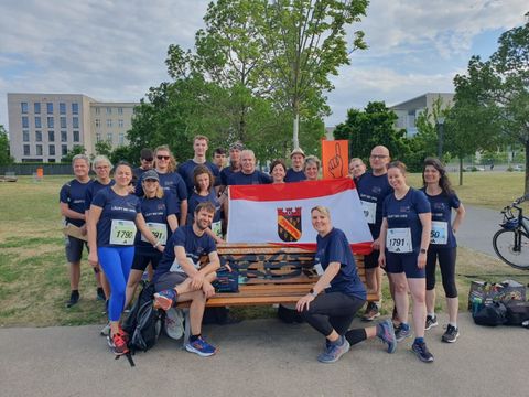 Das Bezirksamt war mit vier Teams aus dem Umwelt- und Naturschutz sowie dem Schul- und Sportamt bei Deutschlands größtem Staffellauf im Berliner Tiergarten vertreten. (Bild: BA Reinickendorf)