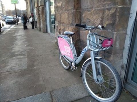 Leihfahrrad mit dem Slogan der Stadt "People Make Glasgow" (Bild: Sigrid Höhle)