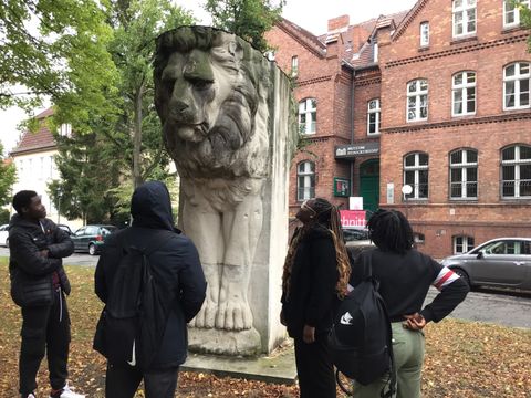 Schülerinnen und Schüler des Thomas-Mann-Gymnasiums vor den „Interventionen“ (Bild: Claudia Wasow-Kania © Museum Reinickendorf)