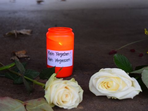Kerze am Levetzow Denkmal mit Aufschrift: "Kein Vergeben! Kein Vergessen!"