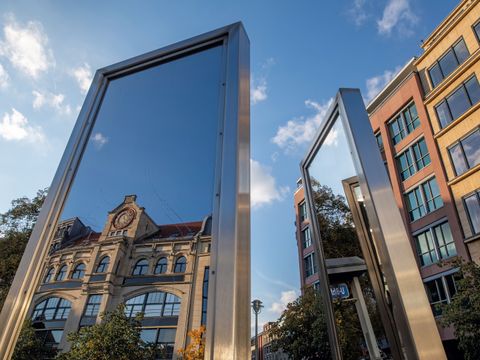 Das im Jahr 2000 fertiggestellte Denkzeichen Modezentrum Hausvogteiplatz von Rainer Görß