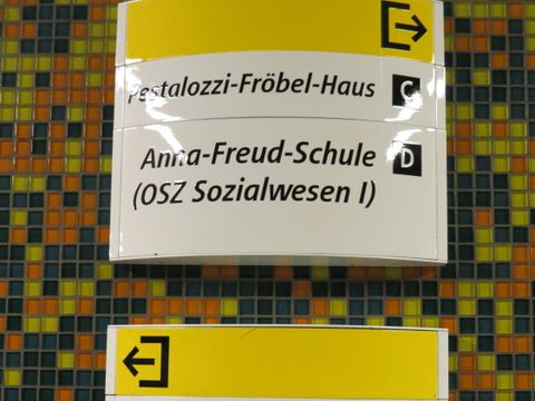 Hinweisschilder der vhs Tempelhof