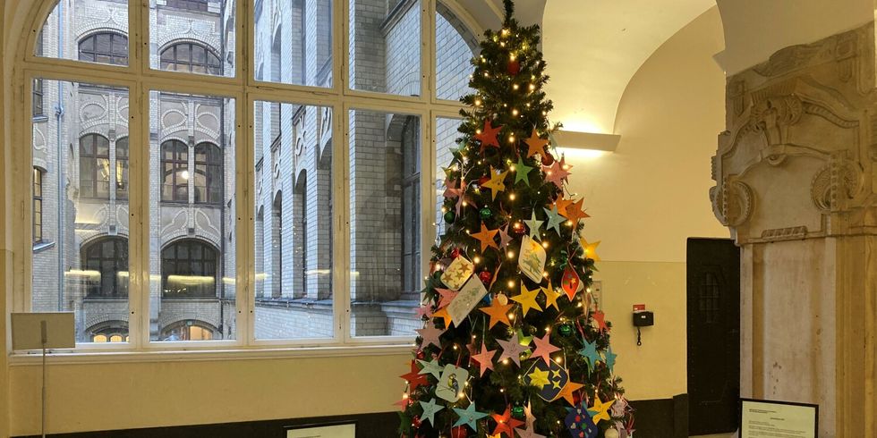 Der Wunschbaum steht wieder zum „Abpflücken“ bereit.