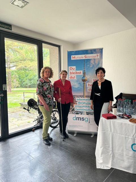 v.r.: Bezirksbürgermeisterin Emine Demirbüken-Wegner, Beauftragte für Menschen mit Behinderungen, Regina Vollbrecht sowie DMSG-Geschäftsführerin Karin May (Bild: BA Rdf)