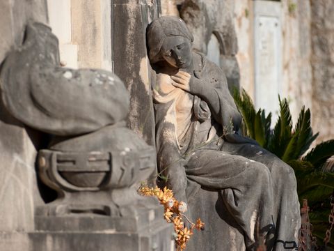 alte Grabstellen mit Steinfiguren Friedhof