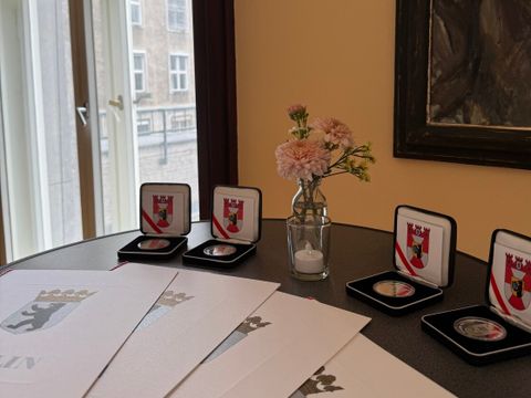 Urkunden und Medaillen bei der Verleihung der Bezirksverdienstmedaille 2024