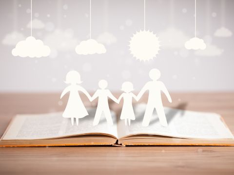 Scherenschnitt Familie auf Buch