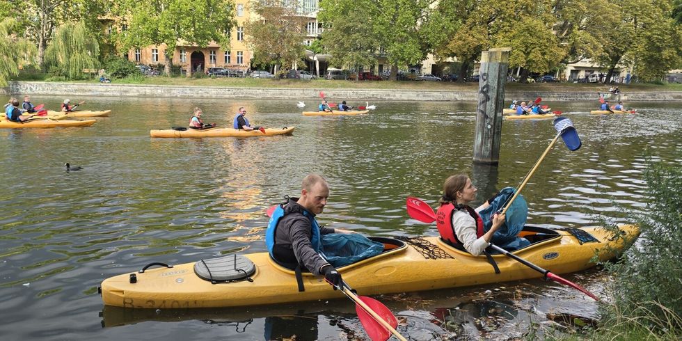 Mit Reinigungsaktionen - wie hier beim Clean Up am Lanwehrkanal - verfolgten zahlreiche Akteur*innen ein gemeinsames Ziel: mehr Sauberkeit, Hygiene und Lebensqualität im öffentlichen Raum
