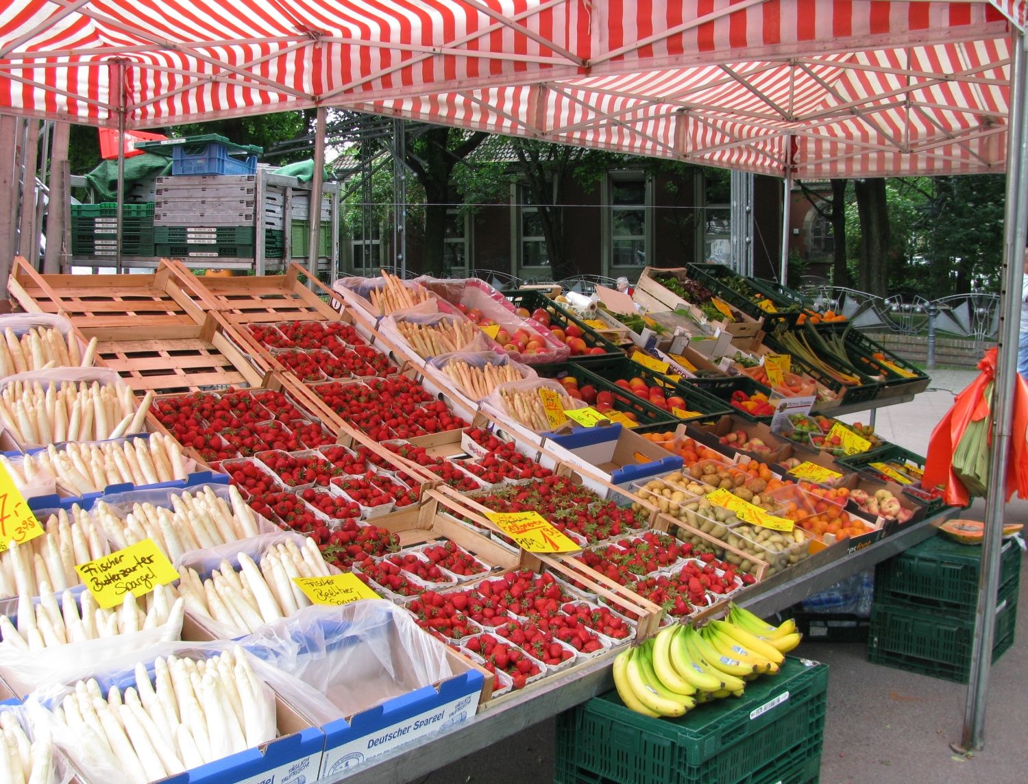 Obst- und Gemuesestand eines Marktes